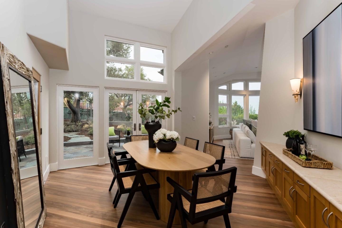 Detail Gallery Image 8 of 36 For 12008 Emerald Hill Ln, Los Altos Hills,  CA 94022 - 4 Beds | 3/1 Baths