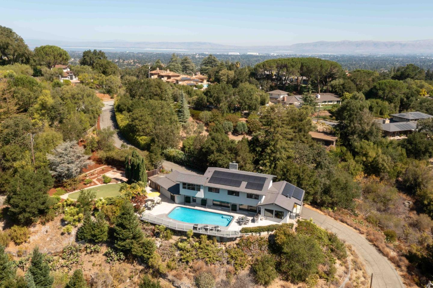 Detail Gallery Image 25 of 31 For 10495 Albertsworth Ln, Los Altos Hills,  CA 94024 - 3 Beds | 3/1 Baths