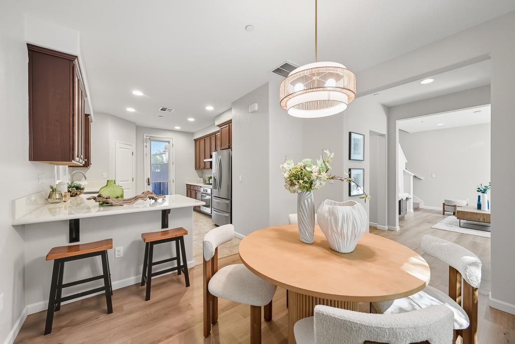 Detail Gallery Image 4 of 35 For 146 English Rose Cir, Campbell,  CA 95008 - 3 Beds | 2/1 Baths