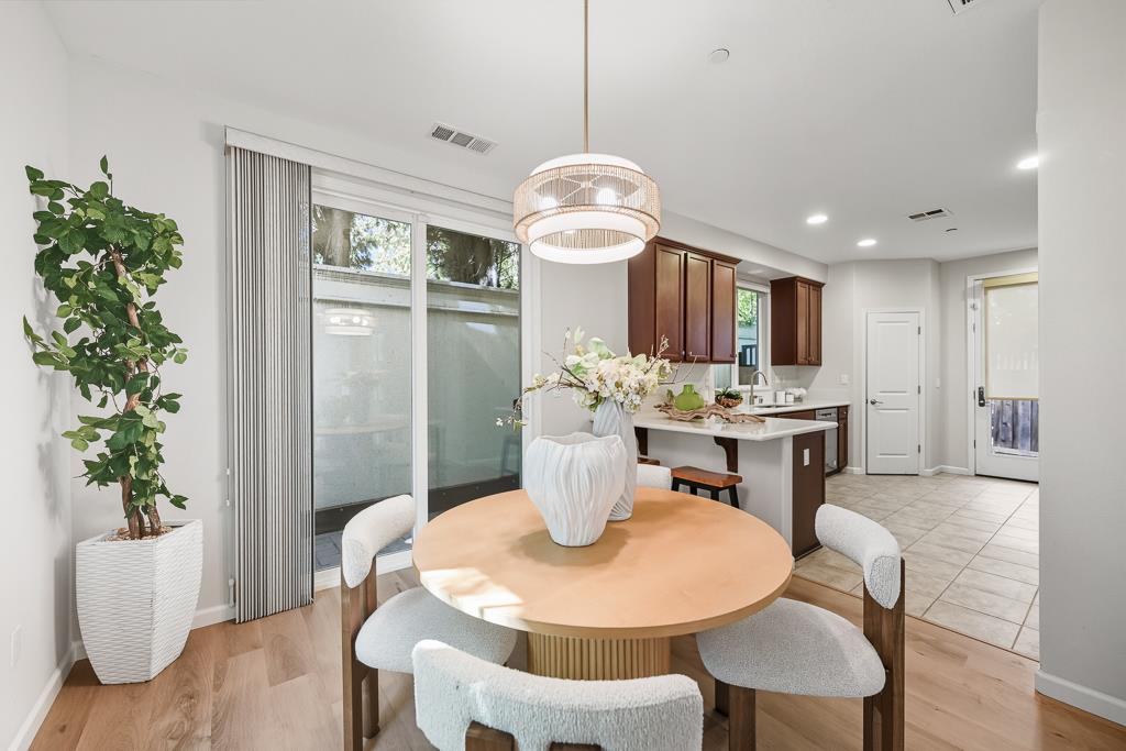 Detail Gallery Image 5 of 35 For 146 English Rose Cir, Campbell,  CA 95008 - 3 Beds | 2/1 Baths