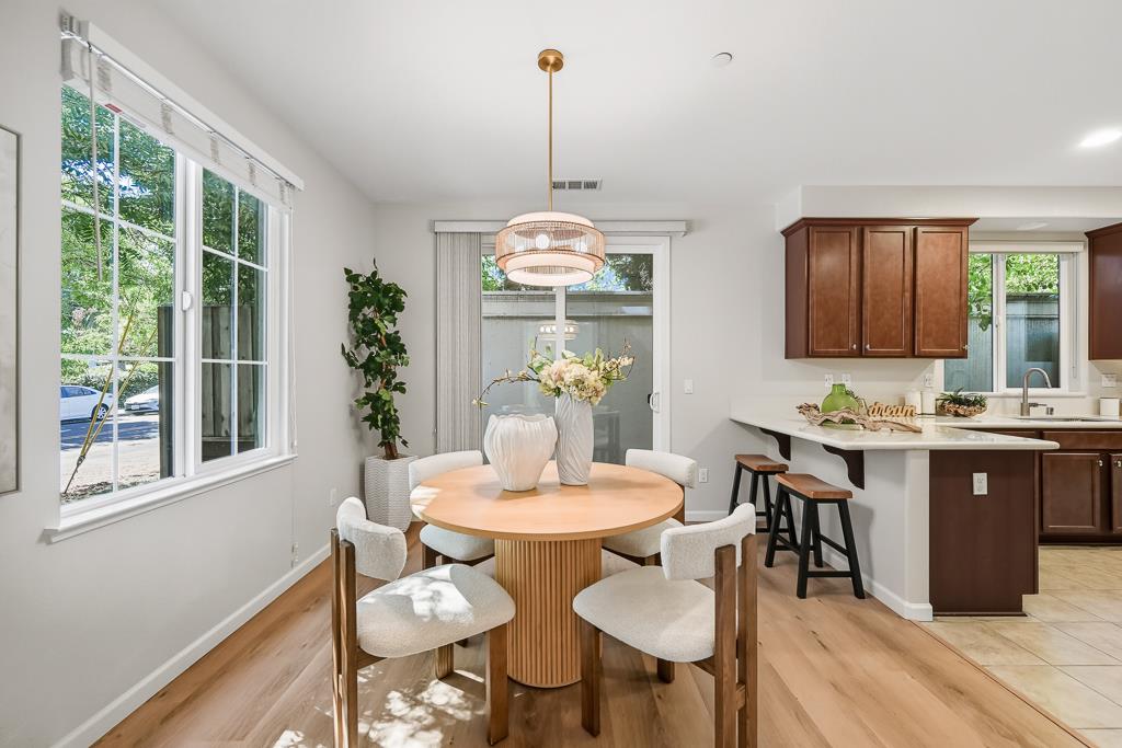 Detail Gallery Image 7 of 35 For 146 English Rose Cir, Campbell,  CA 95008 - 3 Beds | 2/1 Baths