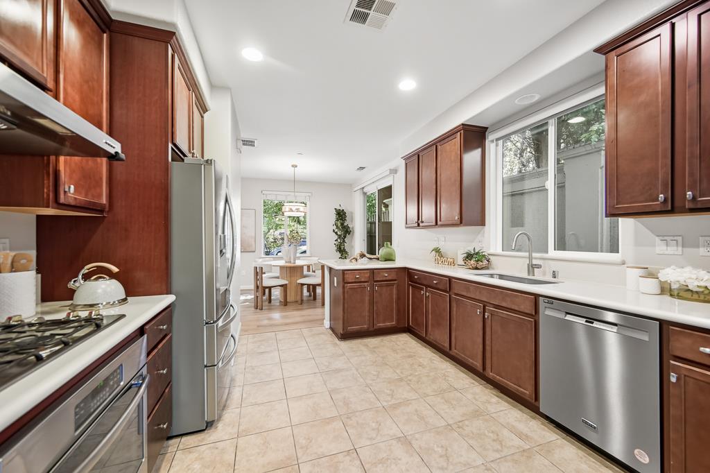 Detail Gallery Image 8 of 35 For 146 English Rose Cir, Campbell,  CA 95008 - 3 Beds | 2/1 Baths