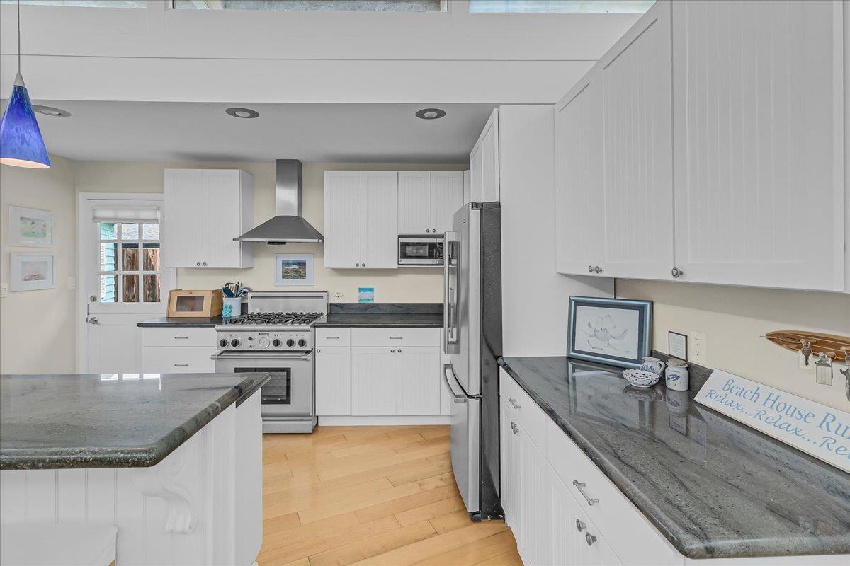 Detail Gallery Image 14 of 38 For 511 Cliff Dr, Aptos,  CA 95003 - 4 Beds | 3 Baths