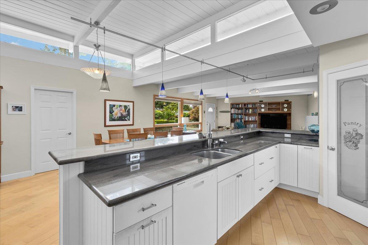 Detail Gallery Image 15 of 38 For 511 Cliff Dr, Aptos,  CA 95003 - 4 Beds | 3 Baths