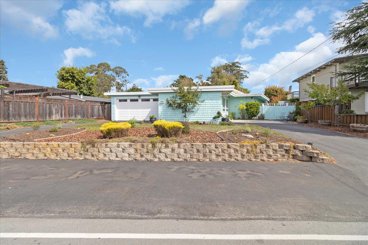 Detail Gallery Image 3 of 38 For 511 Cliff Dr, Aptos,  CA 95003 - 4 Beds | 3 Baths