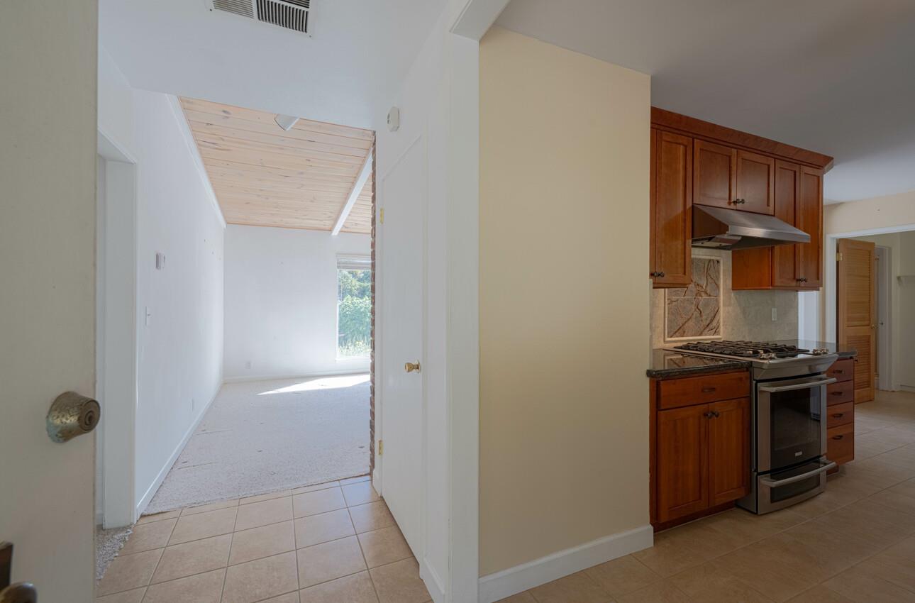 Detail Gallery Image 14 of 43 For 399 Laurel Ln, Salinas,  CA 93908 - 3 Beds | 2 Baths