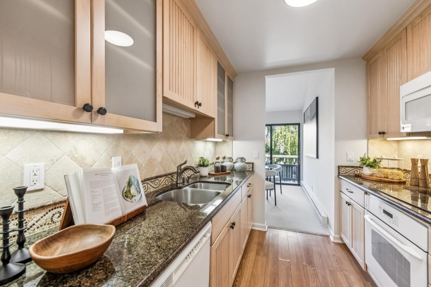 Detail Gallery Image 10 of 57 For 1963 Rock St #4,  Mountain View,  CA 94043 - 3 Beds | 3 Baths