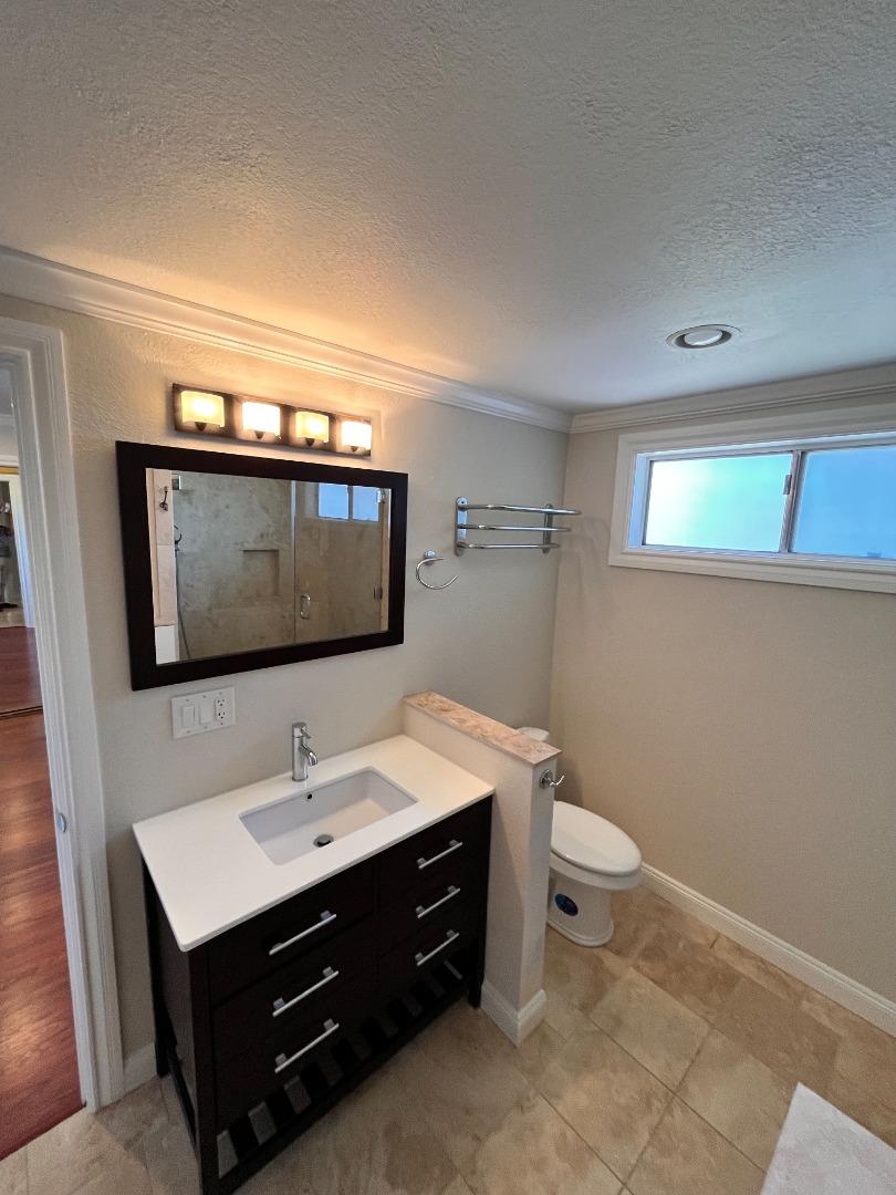 Detail Gallery Image 13 of 24 For 14 Dickens Ct, San Carlos,  CA 94070 - 5 Beds | 4 Baths