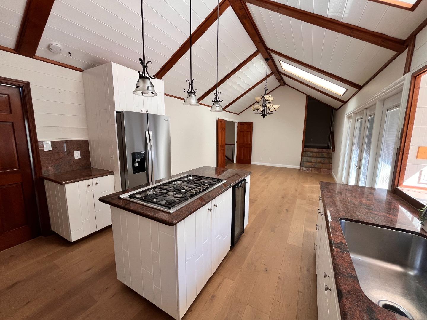 Detail Gallery Image 2 of 24 For 14 Dickens Ct, San Carlos,  CA 94070 - 5 Beds | 4 Baths