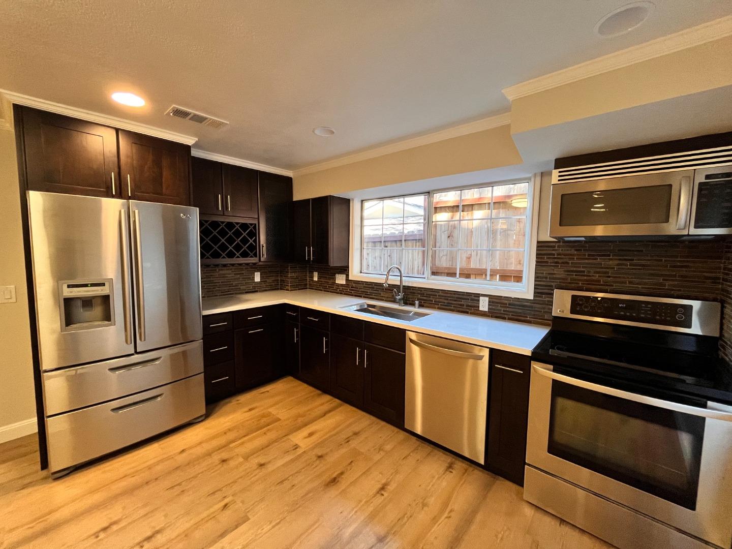 Detail Gallery Image 21 of 24 For 14 Dickens Ct, San Carlos,  CA 94070 - 5 Beds | 4 Baths