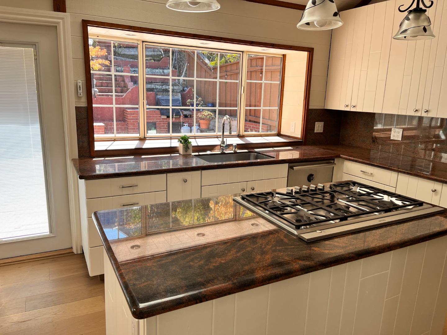 Detail Gallery Image 6 of 24 For 14 Dickens Ct, San Carlos,  CA 94070 - 5 Beds | 4 Baths