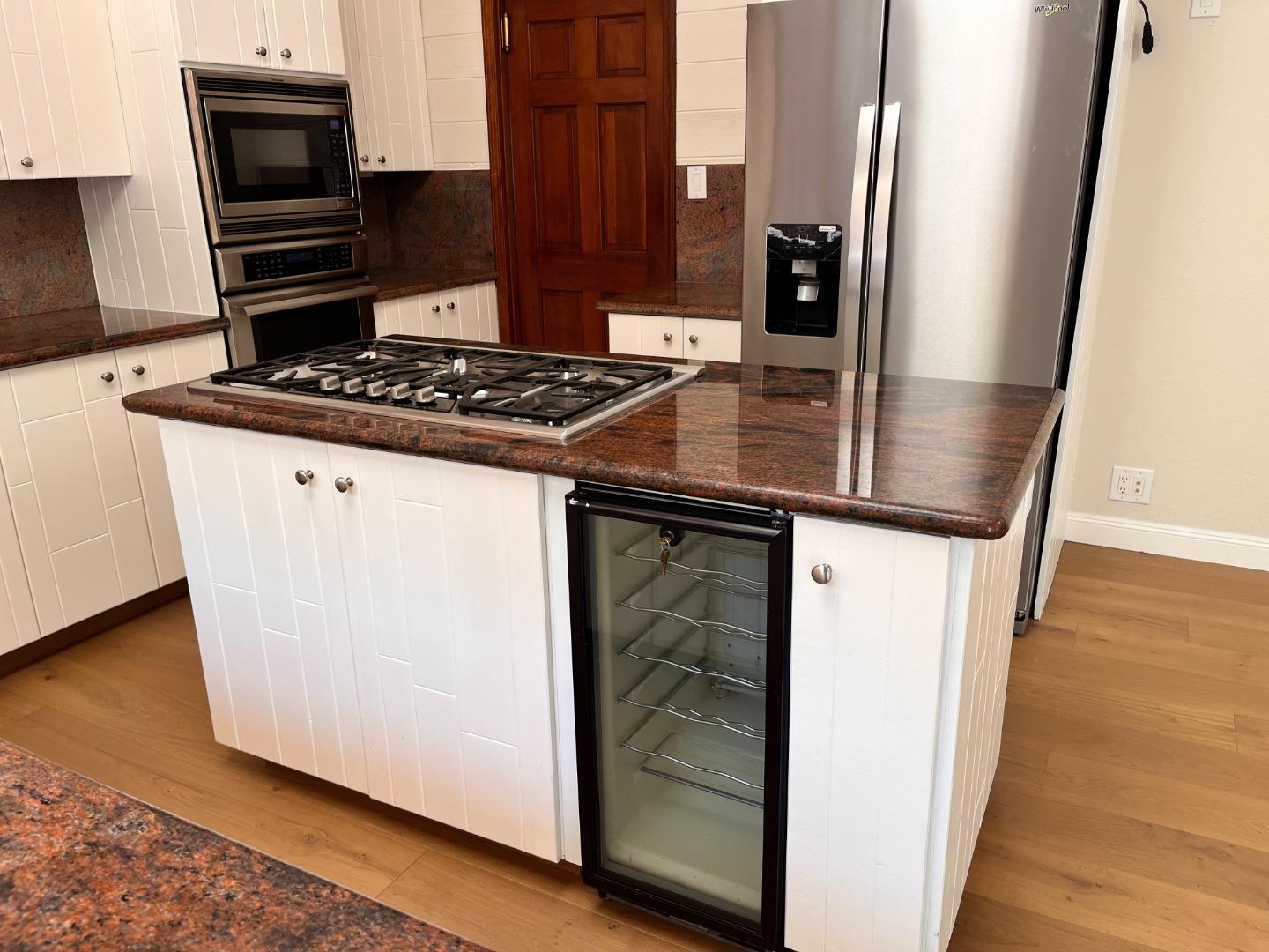 Detail Gallery Image 7 of 24 For 14 Dickens Ct, San Carlos,  CA 94070 - 5 Beds | 4 Baths