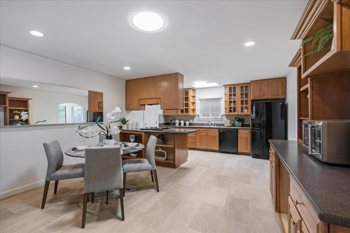 Detail Gallery Image 10 of 34 For 751 San Pablo Dr, Mountain View,  CA 94043 - 4 Beds | 2 Baths