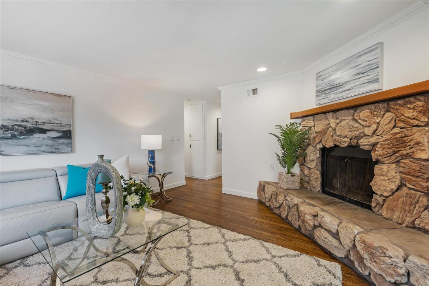 Detail Gallery Image 4 of 34 For 751 San Pablo Dr, Mountain View,  CA 94043 - 4 Beds | 2 Baths