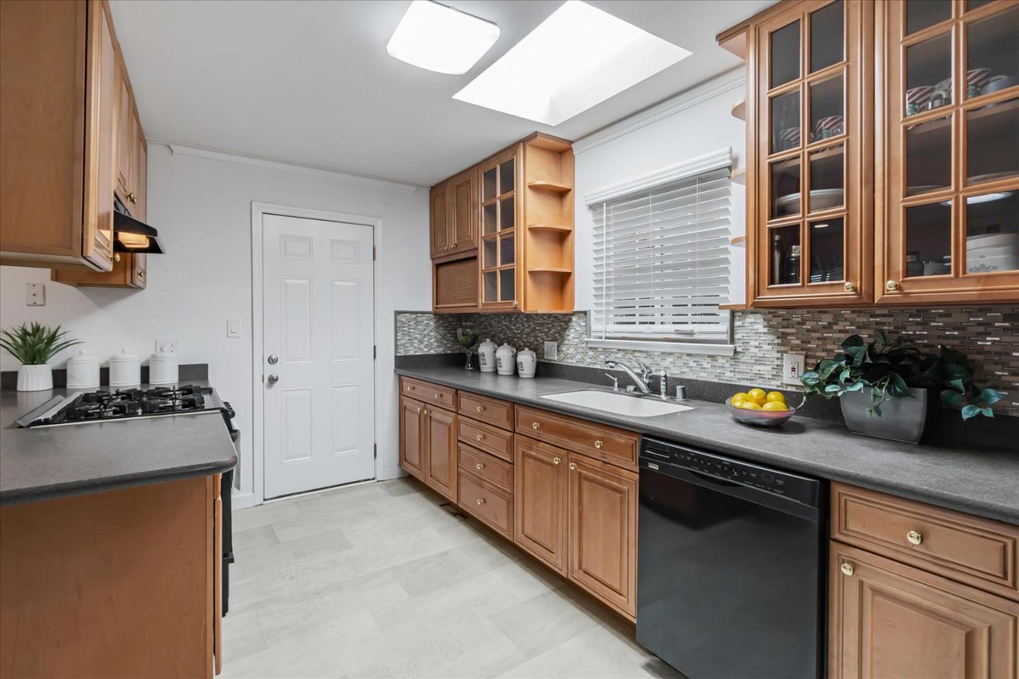 Detail Gallery Image 6 of 34 For 751 San Pablo Dr, Mountain View,  CA 94043 - 4 Beds | 2 Baths