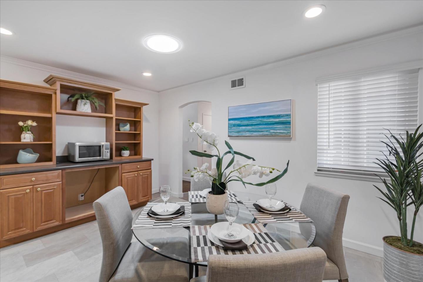 Detail Gallery Image 8 of 34 For 751 San Pablo Dr, Mountain View,  CA 94043 - 4 Beds | 2 Baths