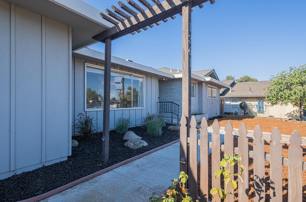 Detail Gallery Image 2 of 41 For 1361 Westward Dr, Hollister,  CA 95023 - 3 Beds | 2 Baths