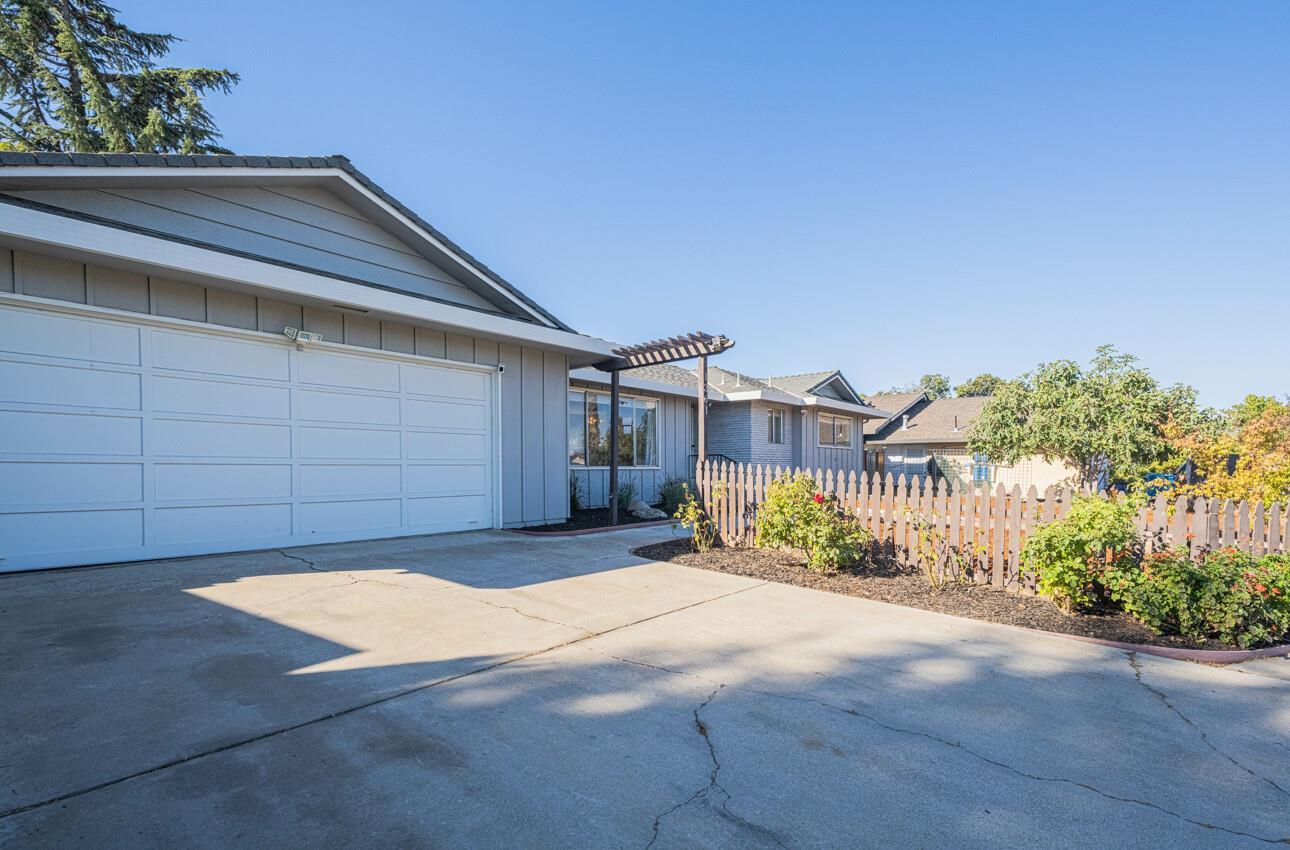 Detail Gallery Image 4 of 41 For 1361 Westward Dr, Hollister,  CA 95023 - 3 Beds | 2 Baths