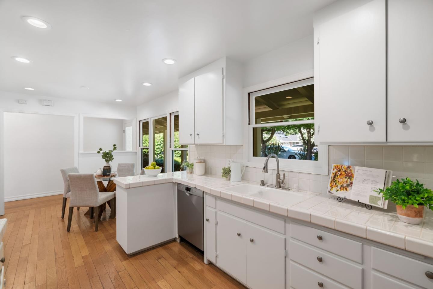 Detail Gallery Image 12 of 29 For 1260 Grant Rd, Los Altos,  CA 94024 - 3 Beds | 2 Baths