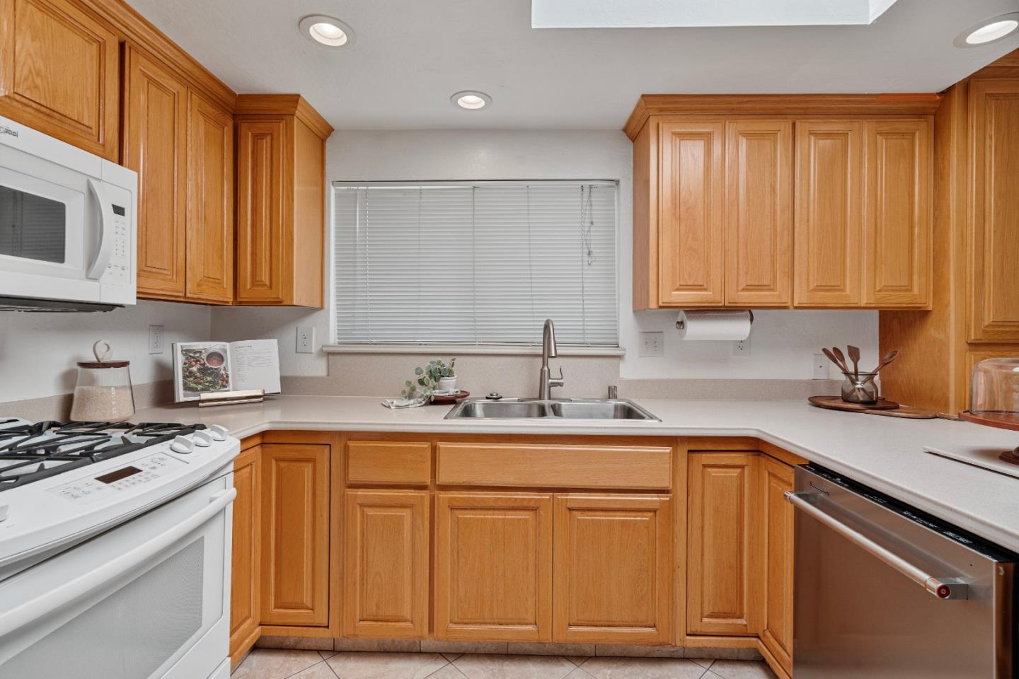 Detail Gallery Image 10 of 39 For 471 Marks Dr, Hollister,  CA 95023 - 3 Beds | 2 Baths