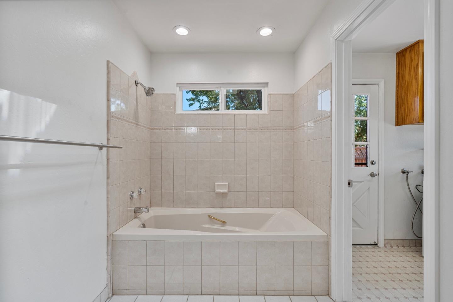 Detail Gallery Image 19 of 39 For 471 Marks Dr, Hollister,  CA 95023 - 3 Beds | 2 Baths