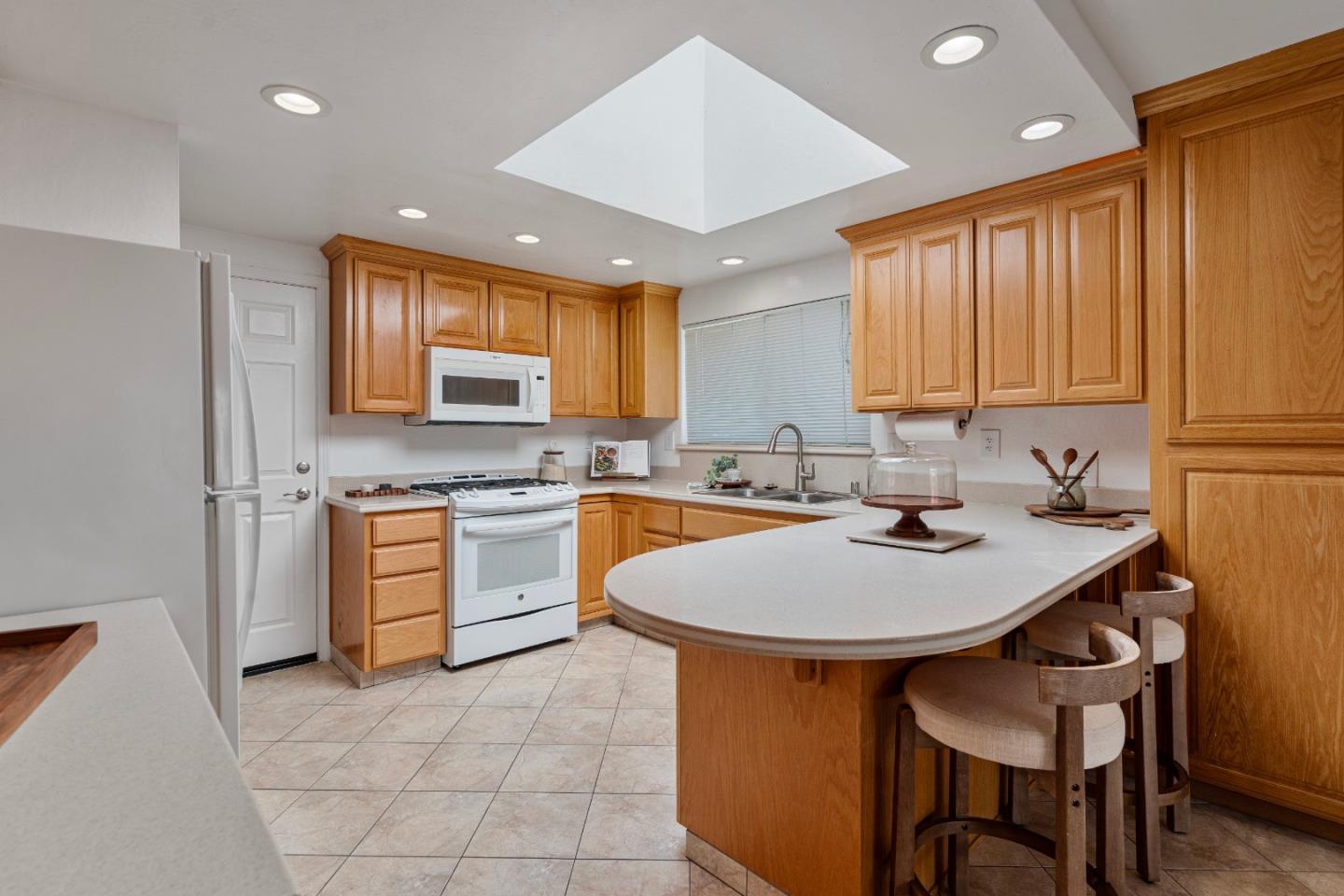 Detail Gallery Image 7 of 39 For 471 Marks Dr, Hollister,  CA 95023 - 3 Beds | 2 Baths