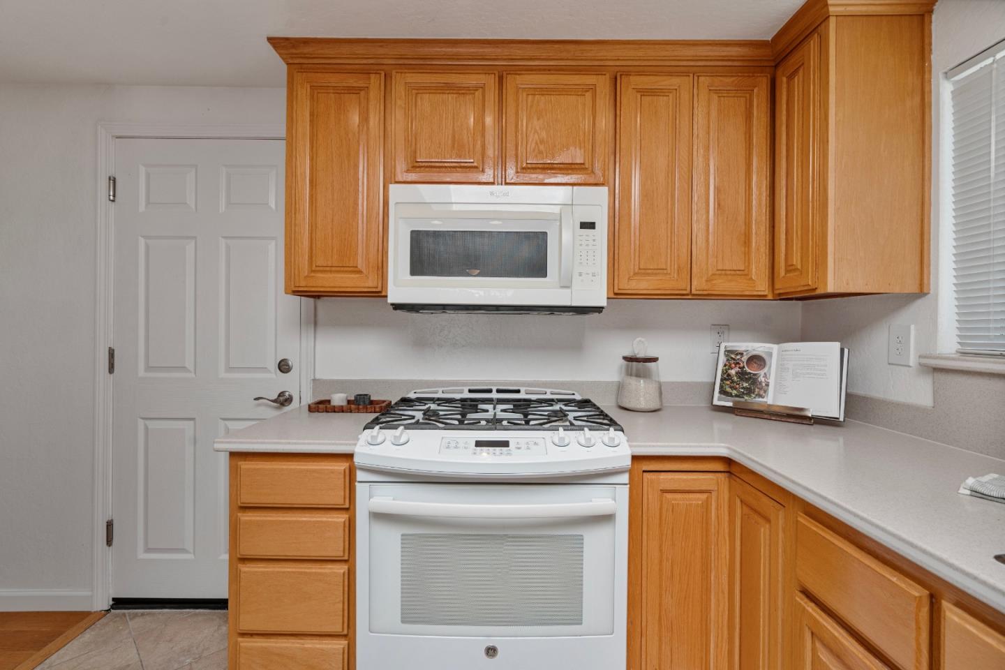 Detail Gallery Image 8 of 39 For 471 Marks Dr, Hollister,  CA 95023 - 3 Beds | 2 Baths