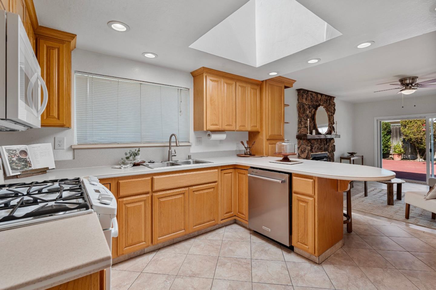 Detail Gallery Image 9 of 39 For 471 Marks Dr, Hollister,  CA 95023 - 3 Beds | 2 Baths