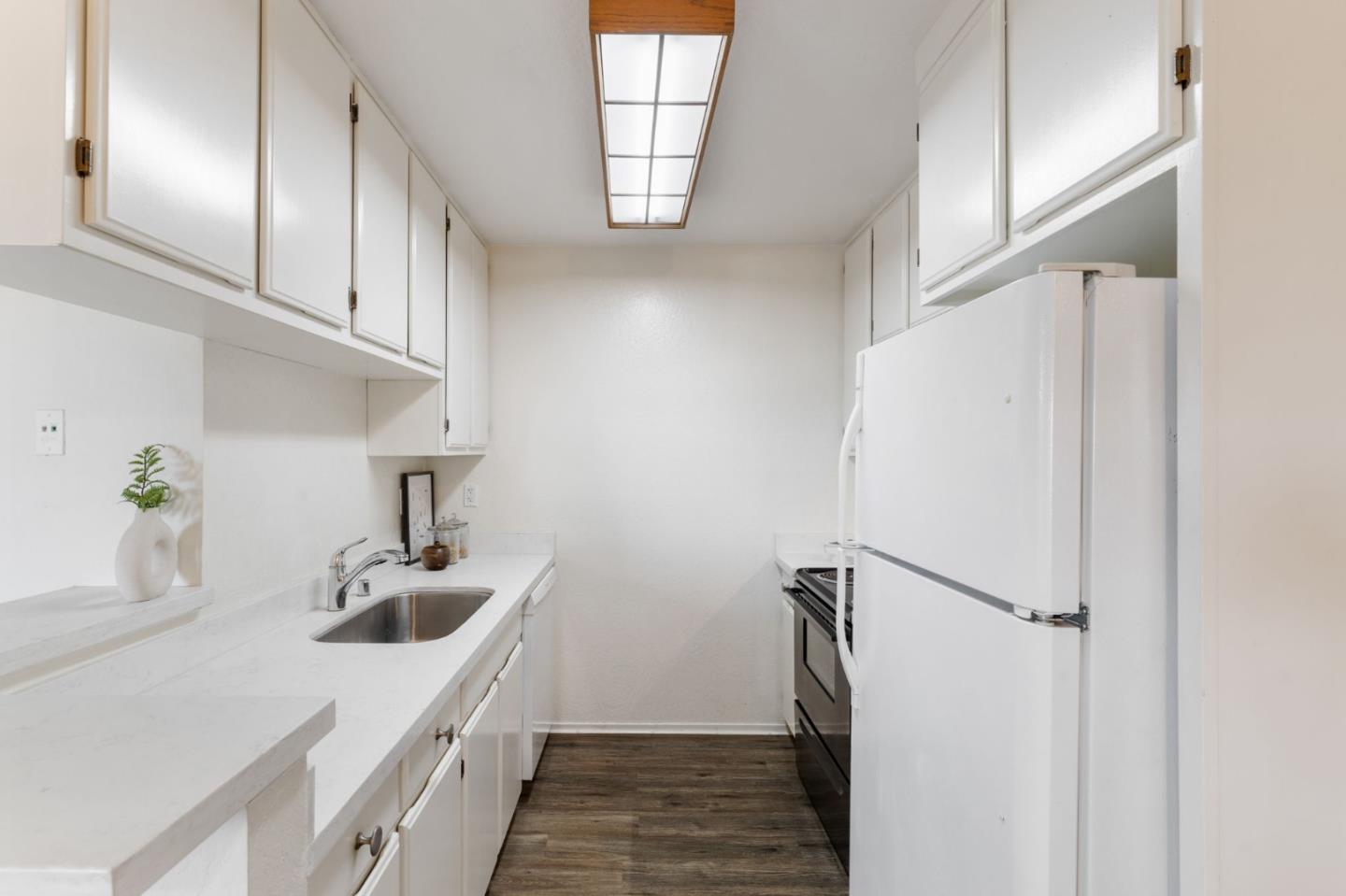 Detail Gallery Image 6 of 15 For 1090 Main St #401,  Redwood City,  CA 94063 - 2 Beds | 1/1 Baths