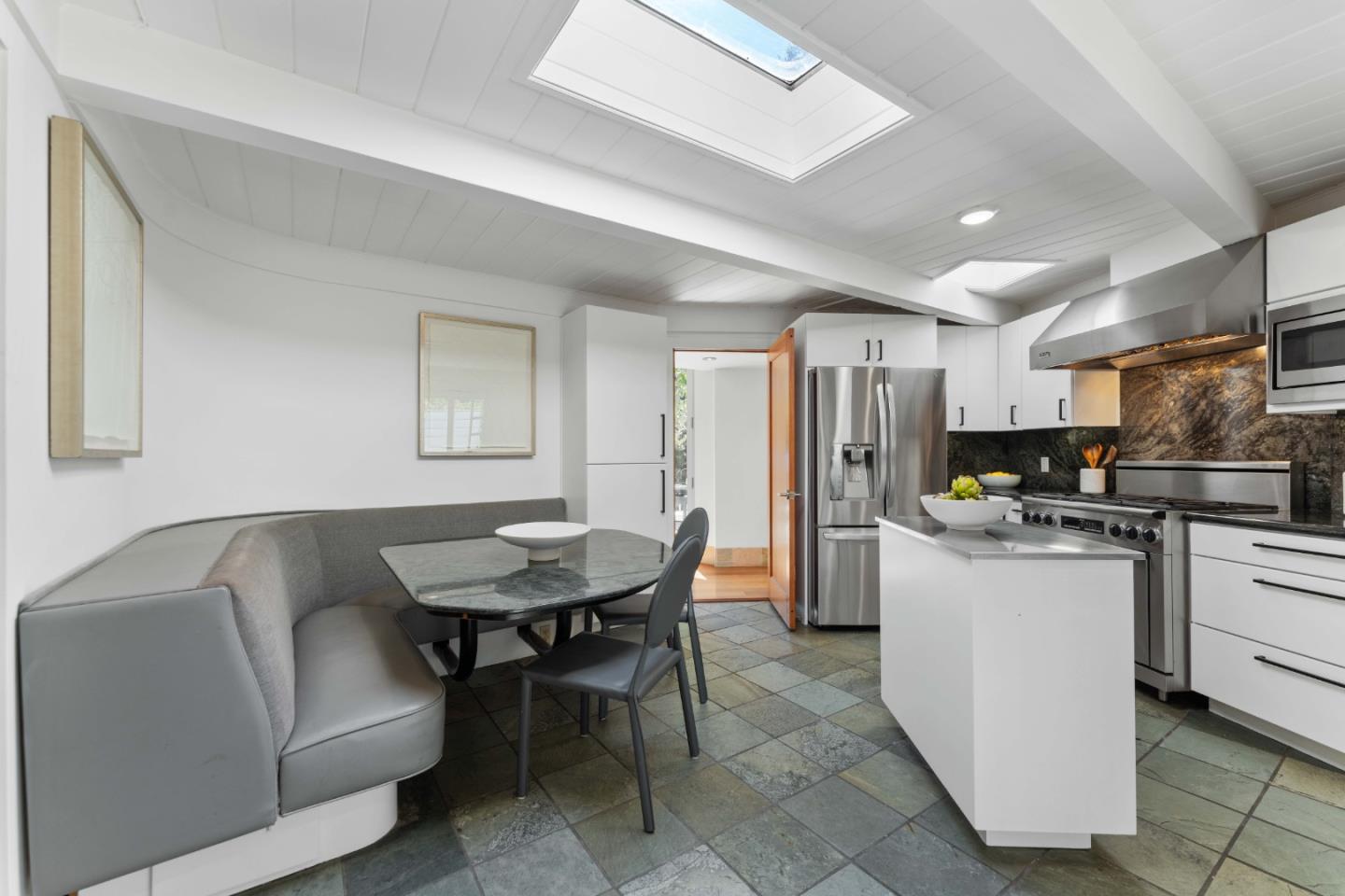 Detail Gallery Image 16 of 40 For 705 Evergreen St, Menlo Park,  CA 94025 - 5 Beds | 3/1 Baths