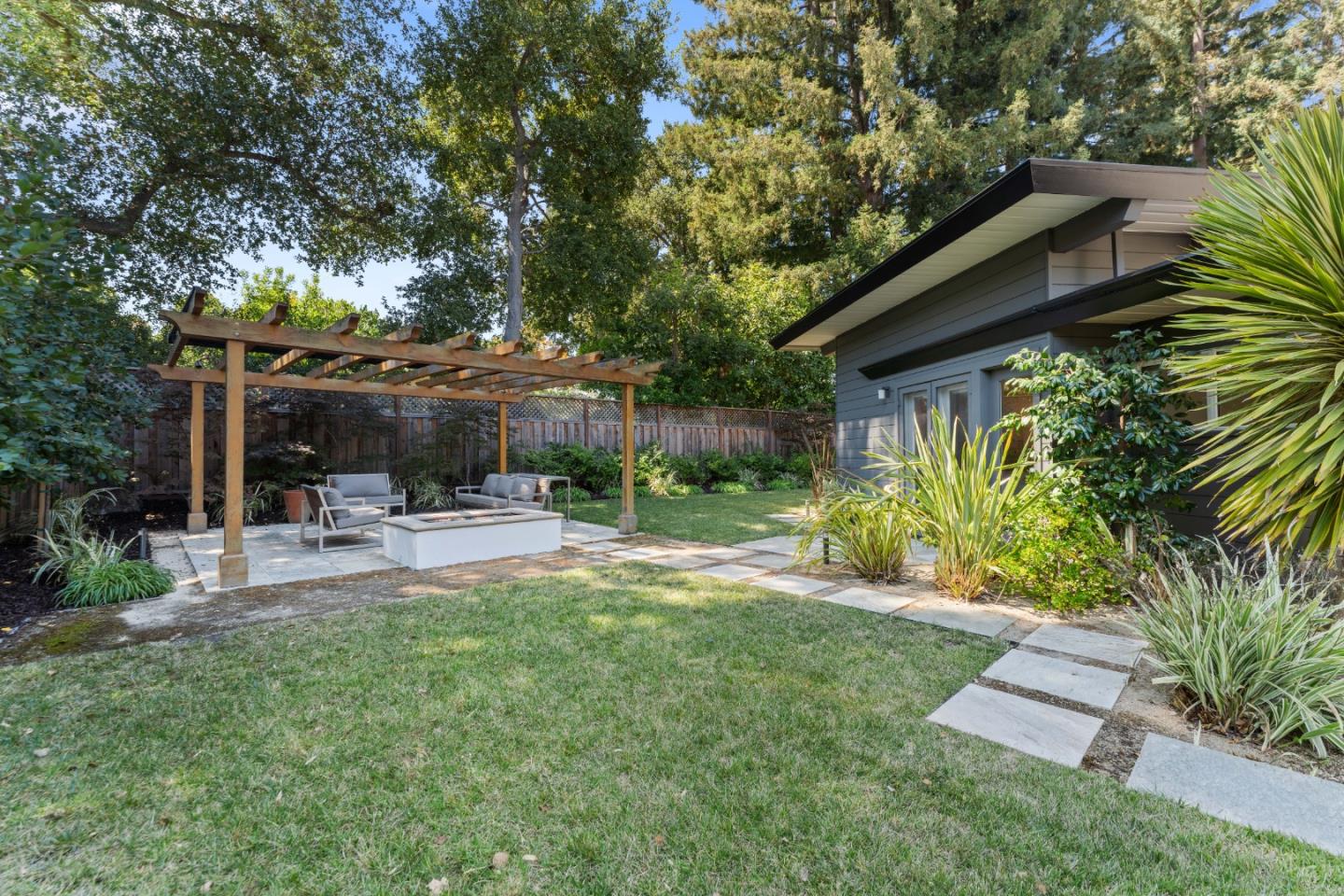 Detail Gallery Image 37 of 40 For 705 Evergreen St, Menlo Park,  CA 94025 - 5 Beds | 3/1 Baths