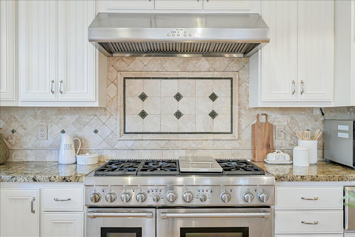 Detail Gallery Image 18 of 61 For 131 Northampton Ln, Belmont,  CA 94002 - 4 Beds | 2/1 Baths