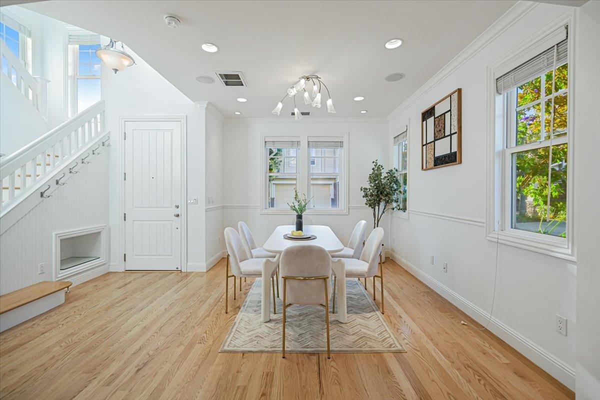 Detail Gallery Image 22 of 61 For 131 Northampton Ln, Belmont,  CA 94002 - 4 Beds | 2/1 Baths