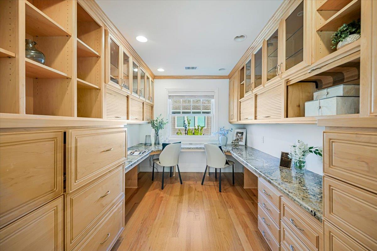 Detail Gallery Image 33 of 61 For 131 Northampton Ln, Belmont,  CA 94002 - 4 Beds | 2/1 Baths
