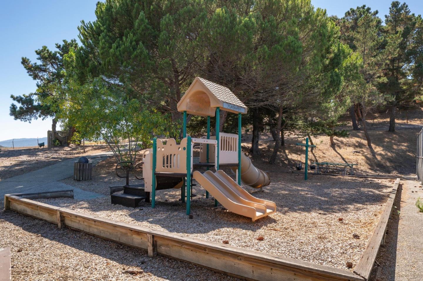 Detail Gallery Image 39 of 41 For 2860 Wakefield Dr, Belmont,  CA 94002 - 4 Beds | 2/1 Baths