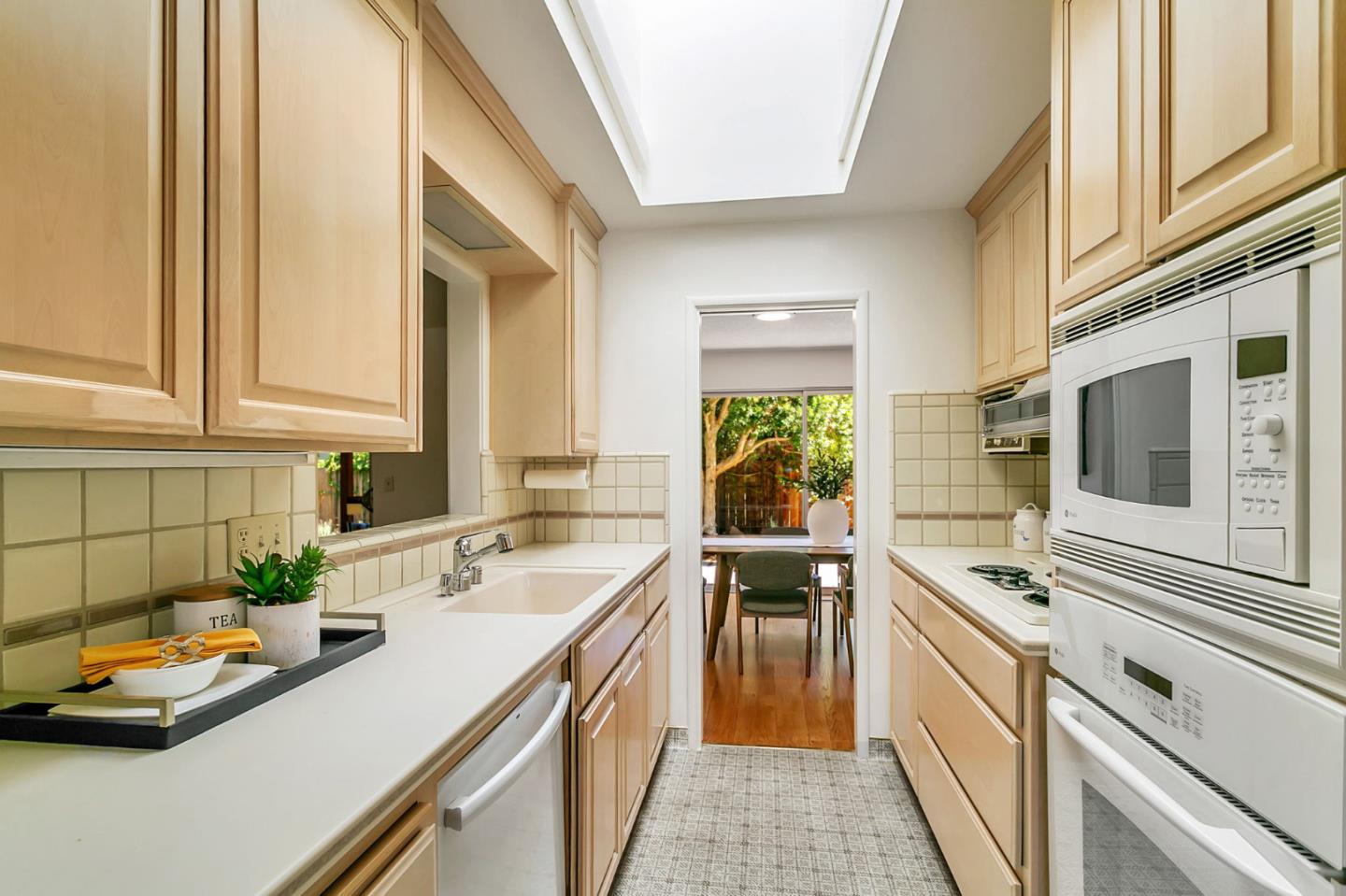 Detail Gallery Image 11 of 30 For 1691 Yale Dr, Mountain View,  CA 94040 - 3 Beds | 2 Baths