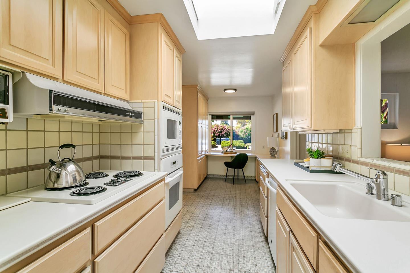 Detail Gallery Image 12 of 30 For 1691 Yale Dr, Mountain View,  CA 94040 - 3 Beds | 2 Baths