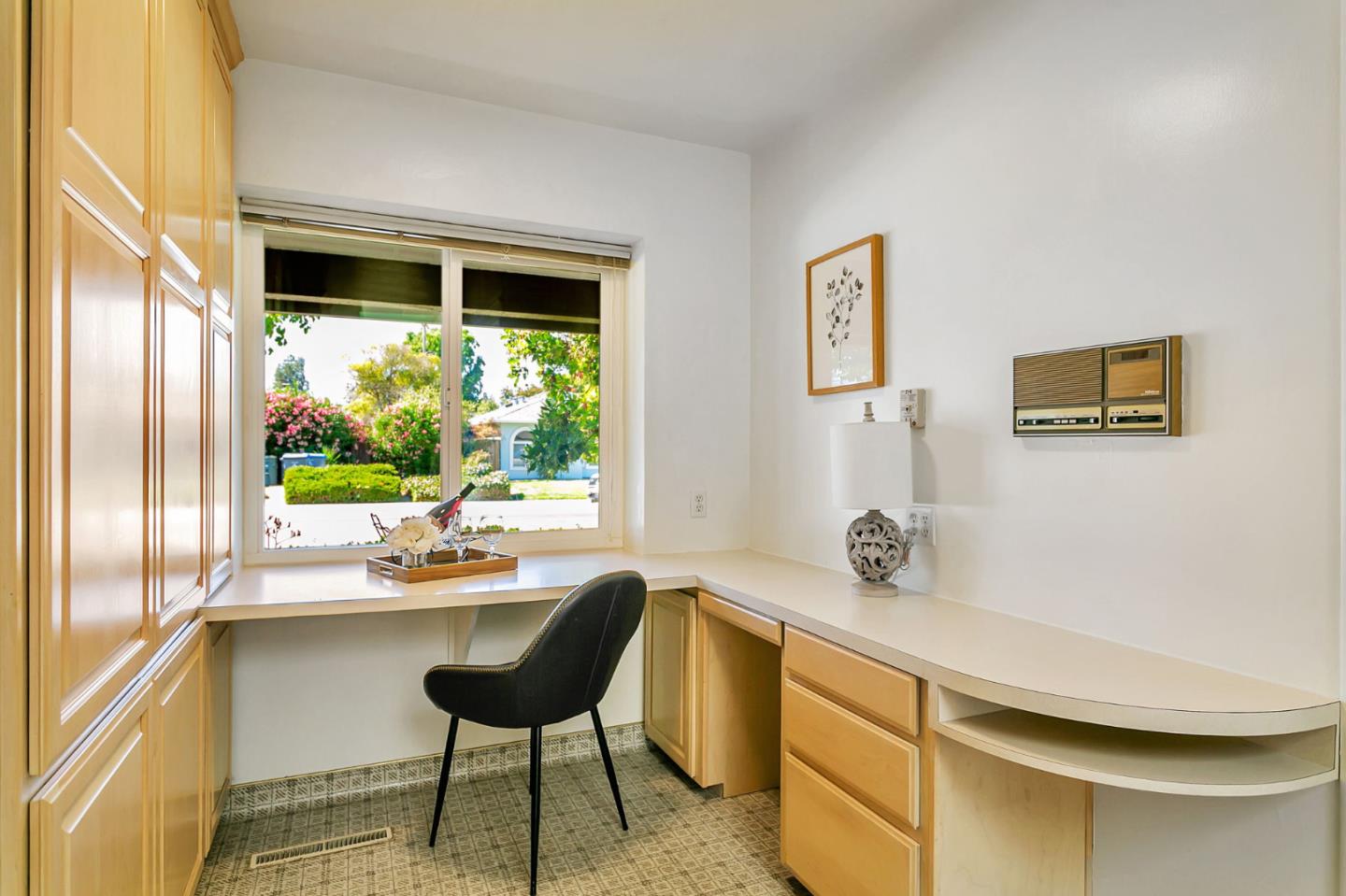 Detail Gallery Image 13 of 30 For 1691 Yale Dr, Mountain View,  CA 94040 - 3 Beds | 2 Baths