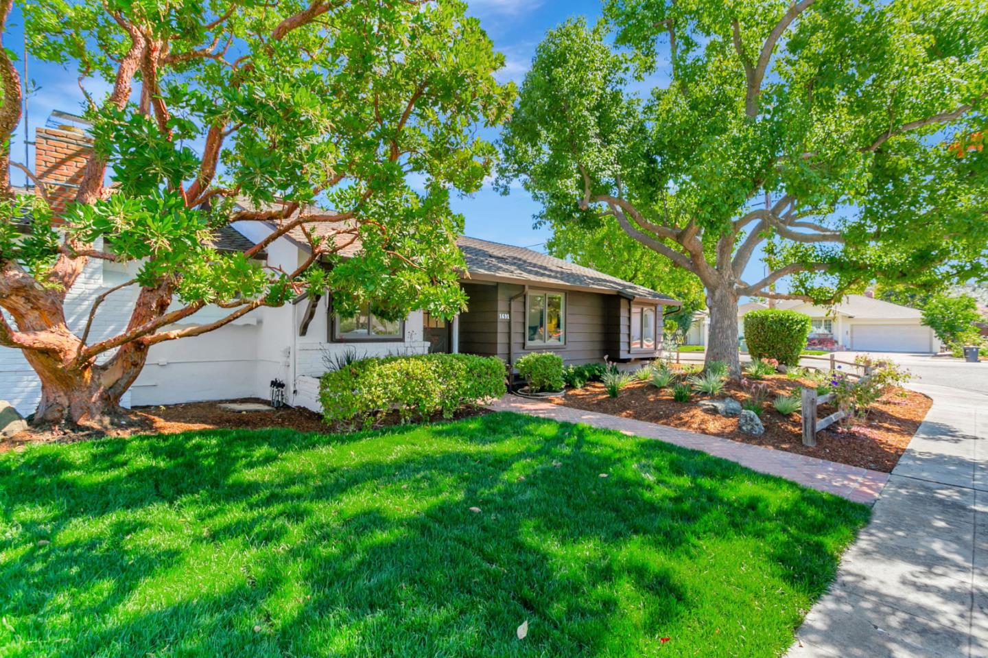 Detail Gallery Image 2 of 30 For 1691 Yale Dr, Mountain View,  CA 94040 - 3 Beds | 2 Baths