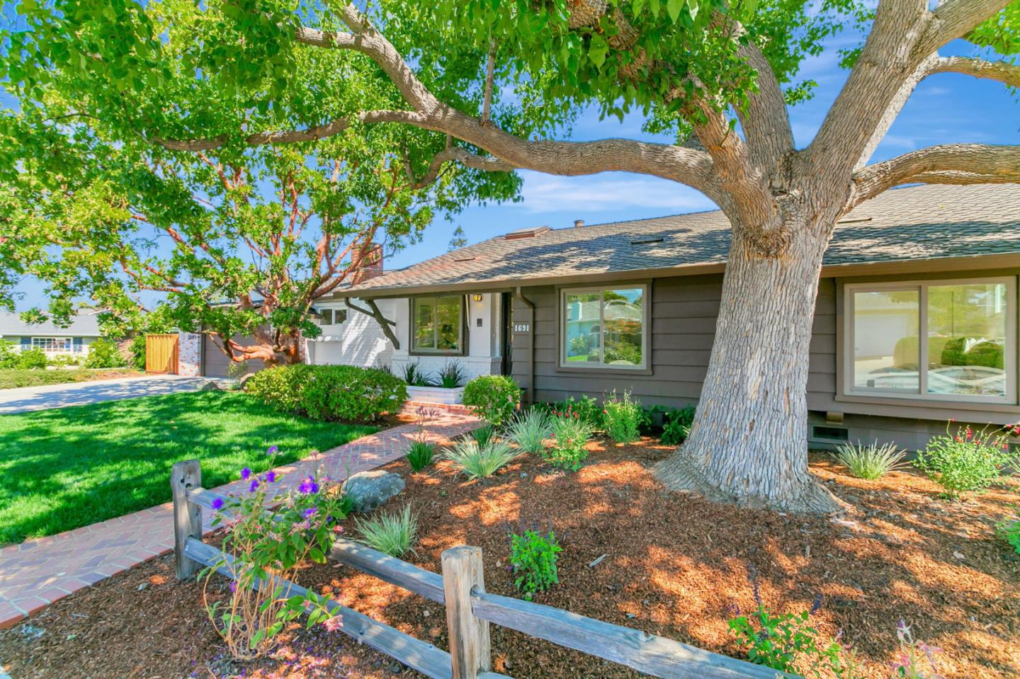 Detail Gallery Image 3 of 30 For 1691 Yale Dr, Mountain View,  CA 94040 - 3 Beds | 2 Baths