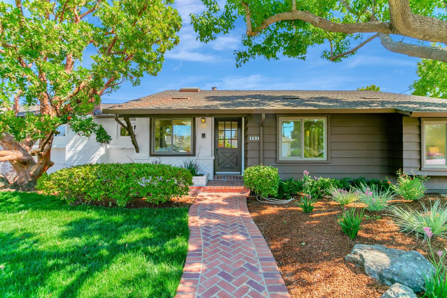 Detail Gallery Image 4 of 30 For 1691 Yale Dr, Mountain View,  CA 94040 - 3 Beds | 2 Baths