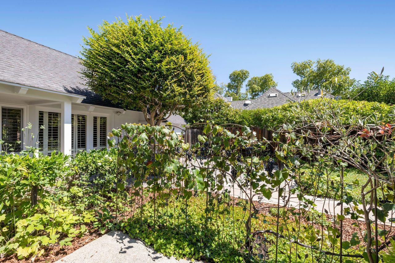 Detail Gallery Image 4 of 26 For 20 Kent Pl, Palo Alto,  CA 94301 - 2 Beds | 2 Baths