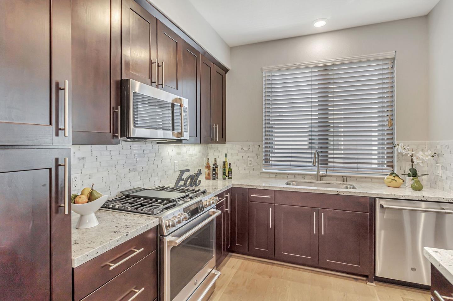 Detail Gallery Image 11 of 28 For 1028 Foster Square Ln #305,  Foster City,  CA 94404 - 3 Beds | 2 Baths