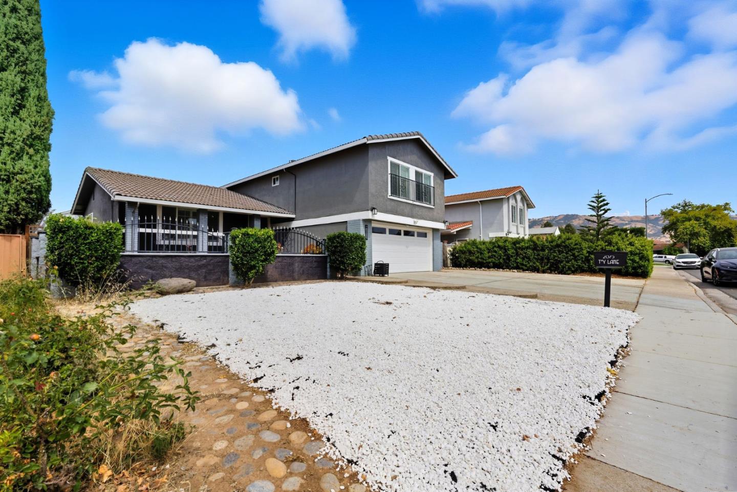 Detail Gallery Image 2 of 51 For 2673 Toy Ln, San Jose,  CA 95121 - 4 Beds | 2/1 Baths