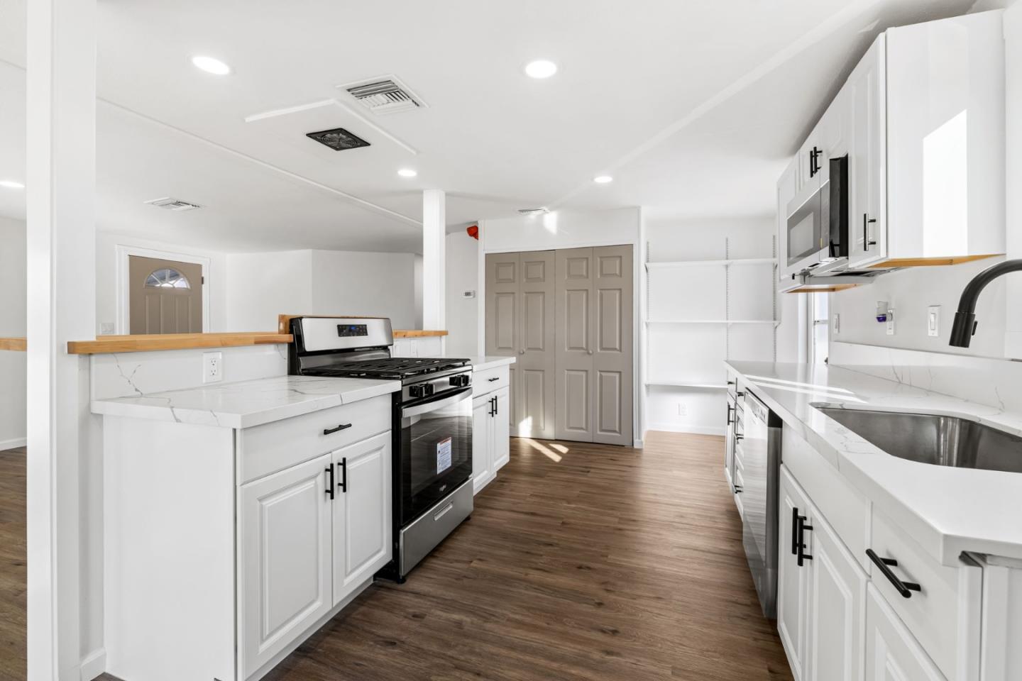 Detail Gallery Image 12 of 43 For 20 Russell Rd #86,  Salinas,  CA 93906 - 3 Beds | 2 Baths