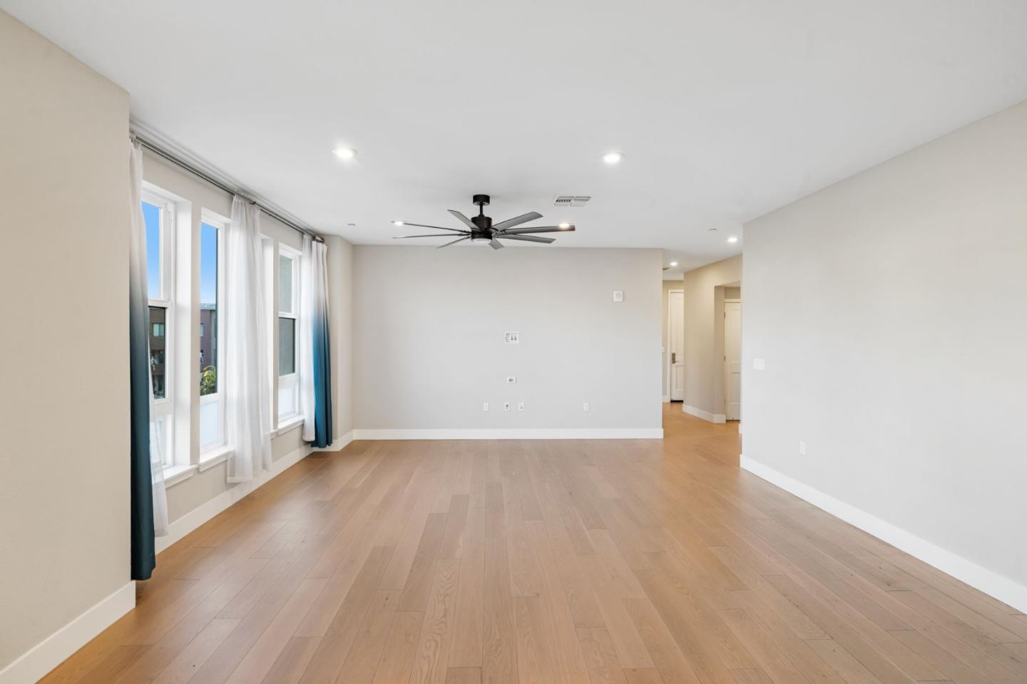 Detail Gallery Image 3 of 37 For 45009 Challenge Cmn #301,  Fremont,  CA 94538 - 3 Beds | 2/1 Baths