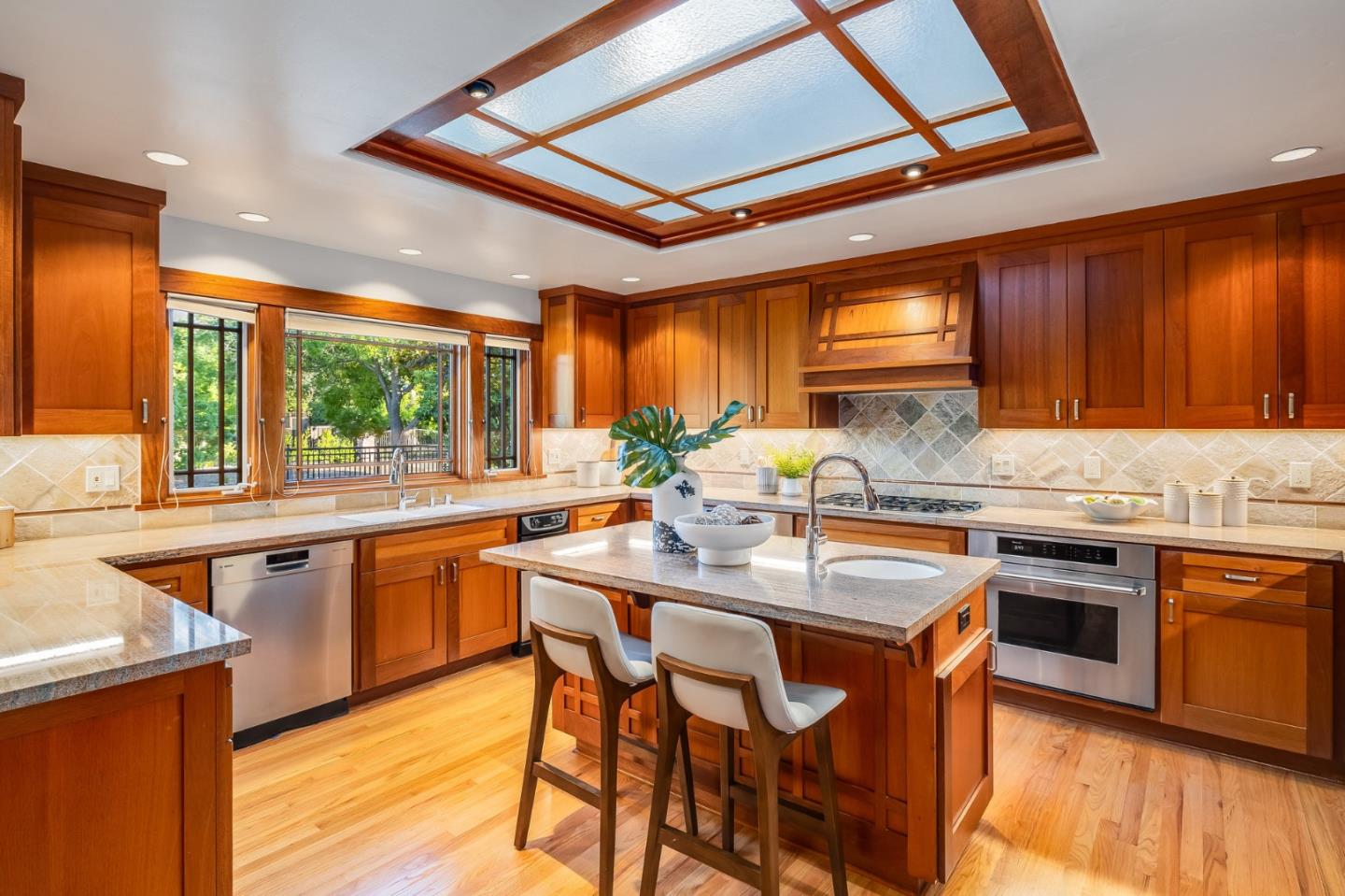 Detail Gallery Image 15 of 75 For 13961 Fremont Pines Ln, Los Altos Hills,  CA 94022 - 5 Beds | 4 Baths