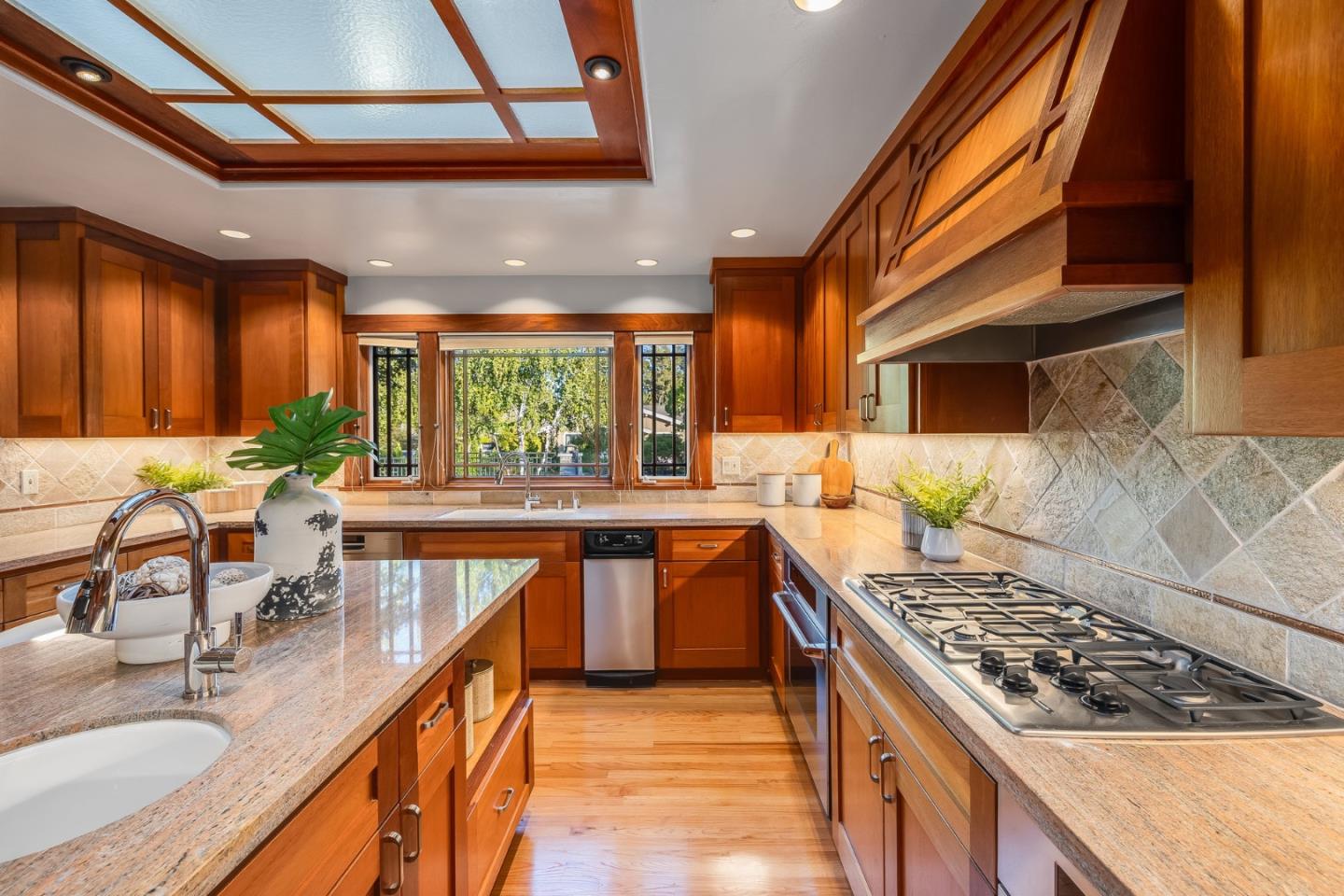 Detail Gallery Image 16 of 75 For 13961 Fremont Pines Ln, Los Altos Hills,  CA 94022 - 5 Beds | 4 Baths