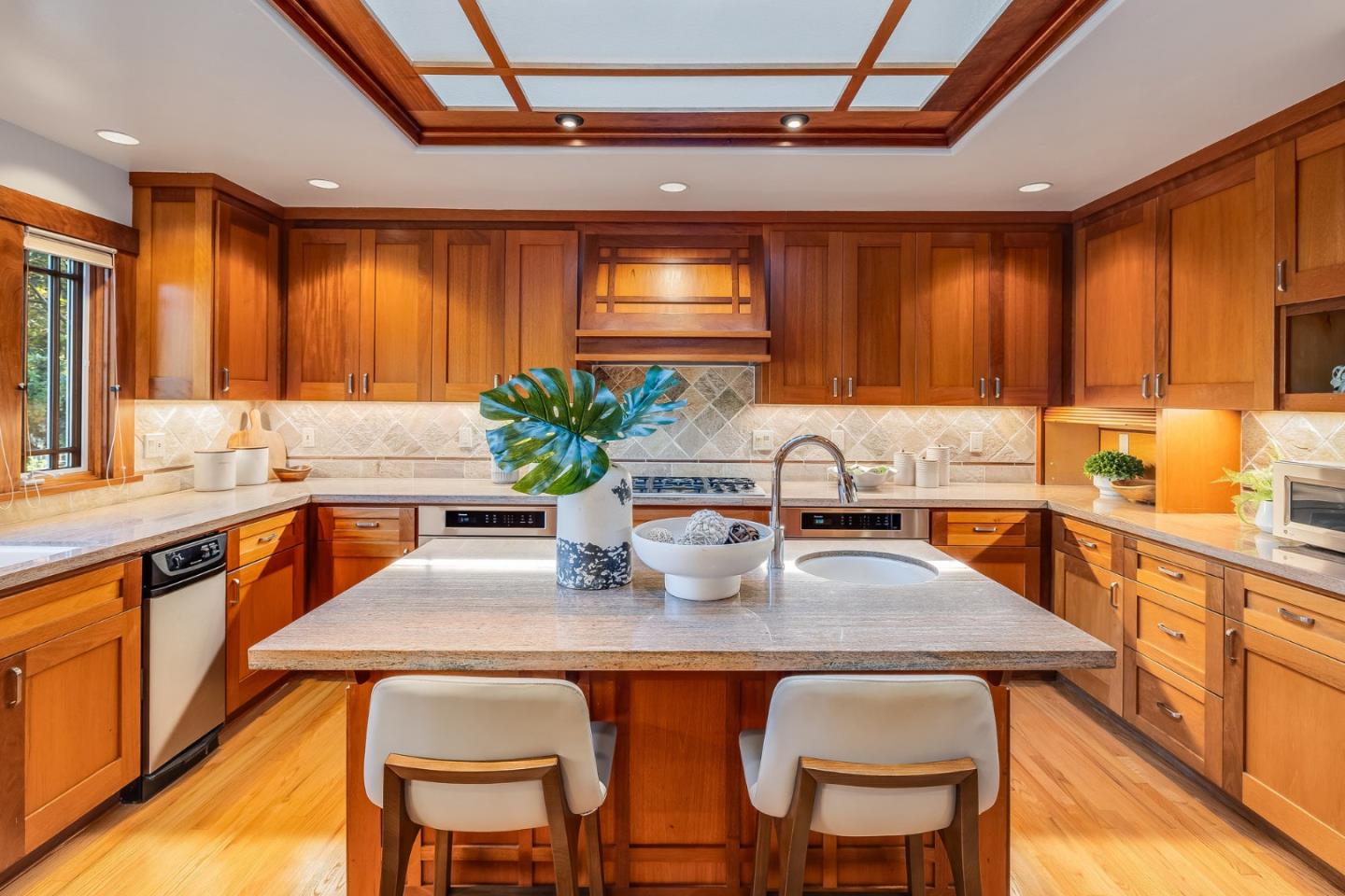 Detail Gallery Image 17 of 75 For 13961 Fremont Pines Ln, Los Altos Hills,  CA 94022 - 5 Beds | 4 Baths