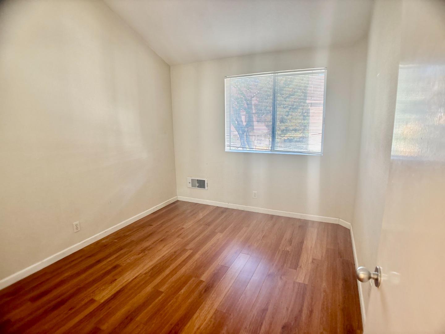 Detail Gallery Image 15 of 34 For 731 Loma Verde Ave #G,  Palo Alto,  CA 94303 - 3 Beds | 2/1 Baths